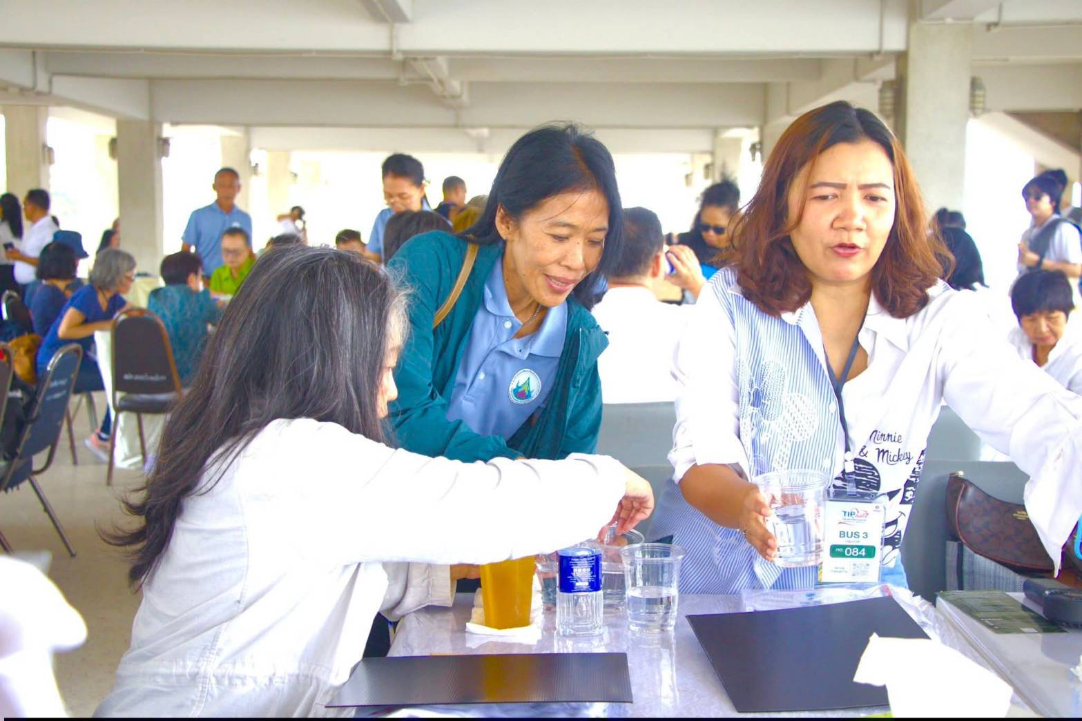 title - ผอ.ศพส. ห้การต้อนรับ คณะผู้บริหาร พนักงาน และสื่อมวลชน จาก บริษัท ทิพยประกันภัย จำกัด (มหาชน) พร้อมนำคณะเข้าเยี่ยมชมนิทรรศการสืบสาน สายธาร สร้างงาน หัตถศิลป์ ณ ศูนย์ส่งเสริมและพัฒนาอาชีพเสริมนอกภาคการเกษตร (ศูนย์ศิลปาชีพ บางไทรฯ (เดิม)) 